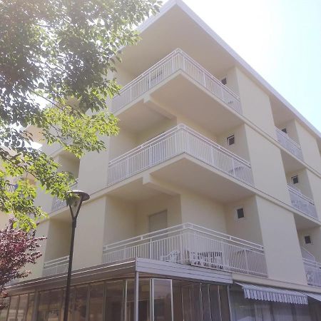 Hotel Meuble Cordiale Misano Adriatico Exterior foto