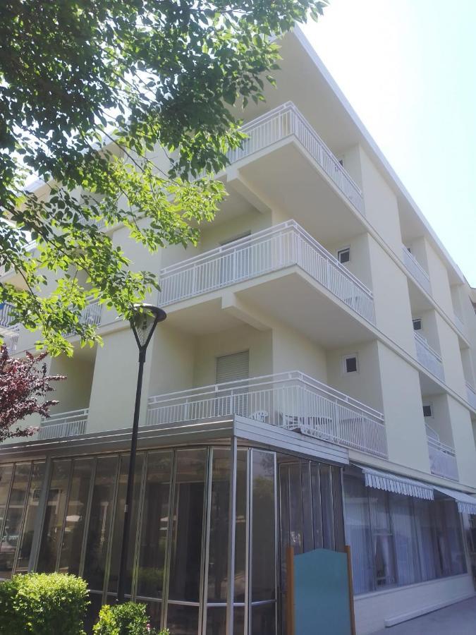 Hotel Meuble Cordiale Misano Adriatico Exterior foto