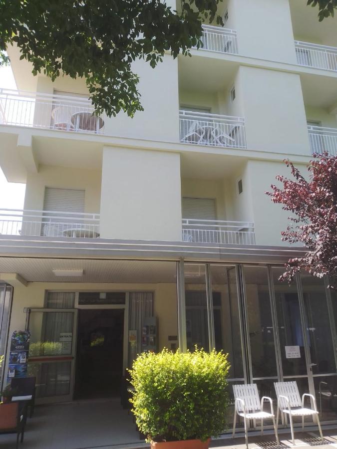 Hotel Meuble Cordiale Misano Adriatico Exterior foto