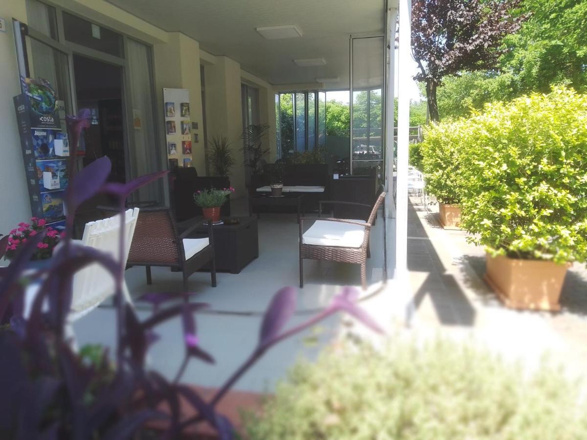 Hotel Meuble Cordiale Misano Adriatico Exterior foto