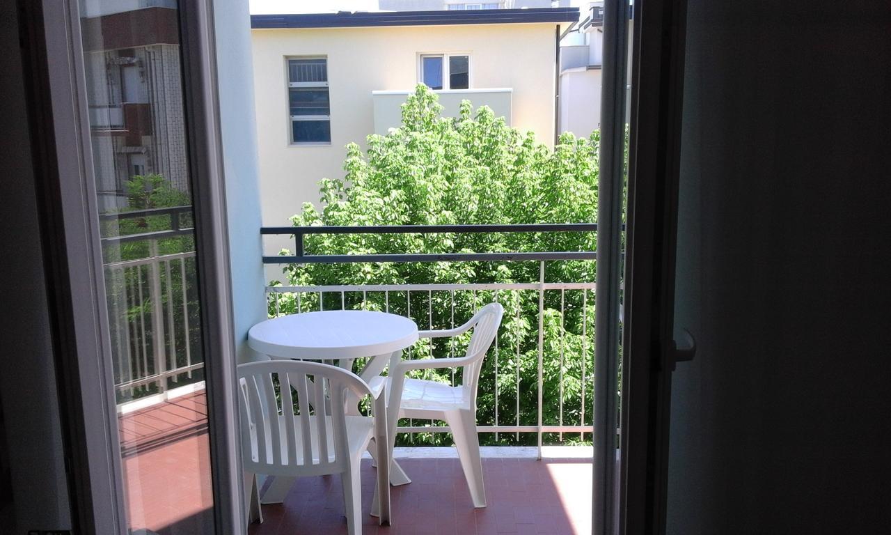 Hotel Meuble Cordiale Misano Adriatico Exterior foto